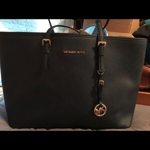Micheal kors jet set tote in navy